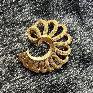 Beautiful vintage Monet gold-tone swirl brooch pin